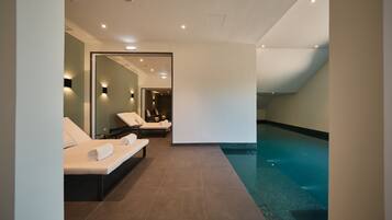 Piscine extérieure, parasols de plage