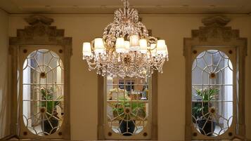 Um candelabro com várias luminárias penduradas no teto.