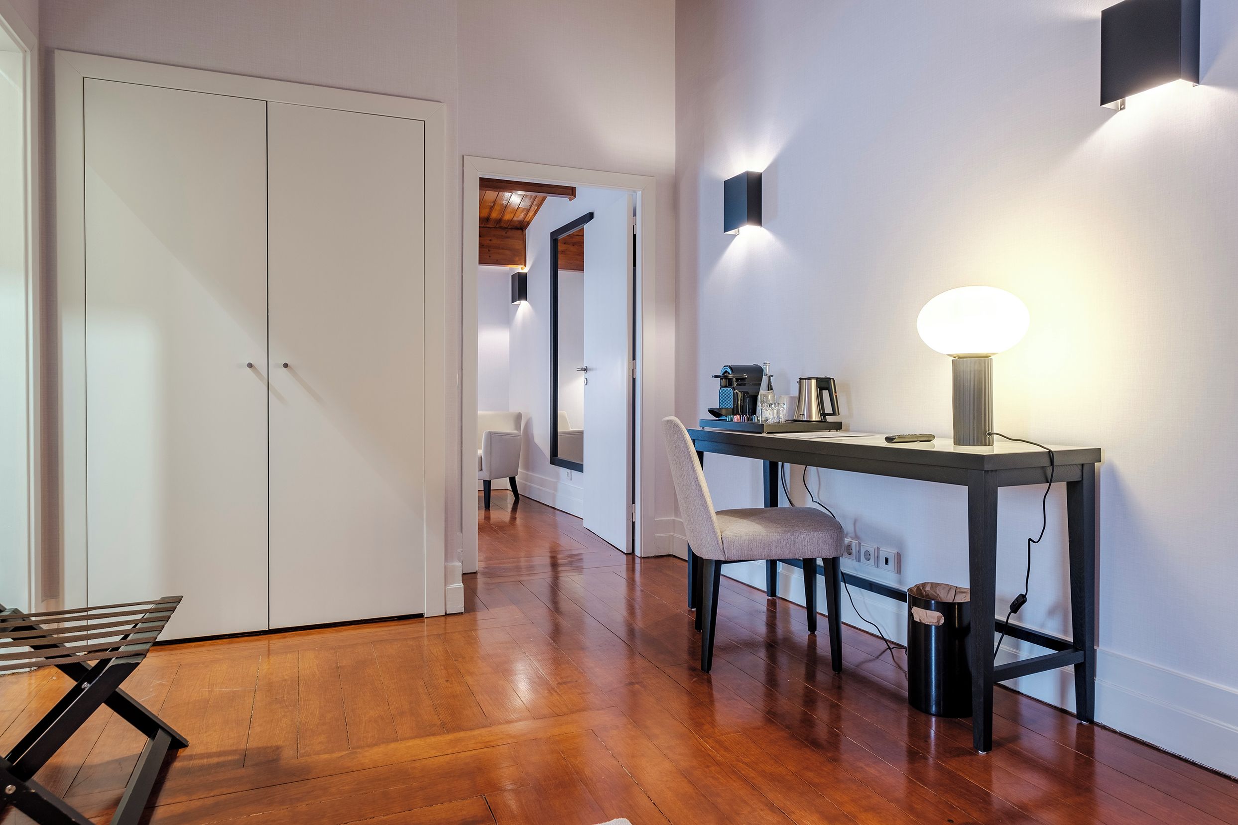 Un intérieur moderne avec un plancher en bois, un bureau avec une lampe et une chaise.