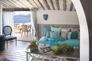 Deluxe Suite Sea Davia | Premium bedding, in-room safe, blackout drapes, free WiFi