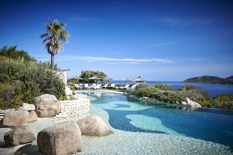 Piscina all'aperto, ombrelloni da piscina, lettini. U Capu Biancu