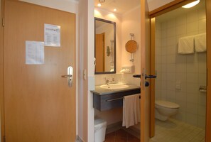 Shower, hair dryer, towels, soap - Hotel Frankenhöhe (Aurach)