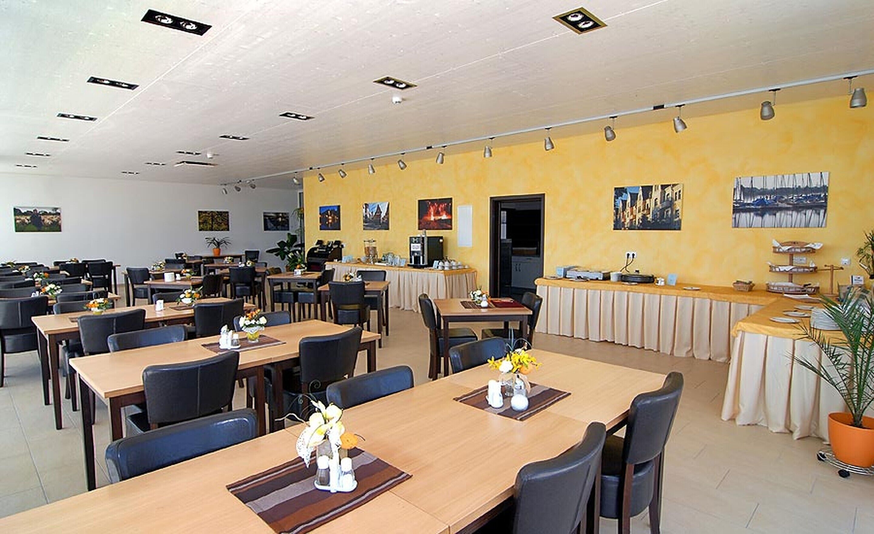 Tägliches Frühstück mit Selbstbedienung gegen Gebühr