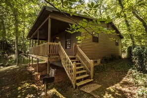 Comfort-mökki, 2 makuuhuonetta, keittiö, jokinäköala (Dogwood Cabin) | 2 makuuhuonetta, yksilöllisesti sisustettu, yksilöllisesti kalustettu