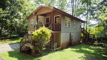 ファミリー キャビン (Redbud Cabin) | 2 室のベッドルーム、客室ごとに異なる装飾、客室ごとに異なるインテリア、アイロン / アイロン台