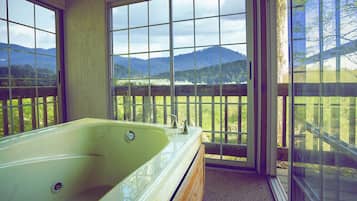 Family Cabin (Redbud Cabin) | Private spa tub