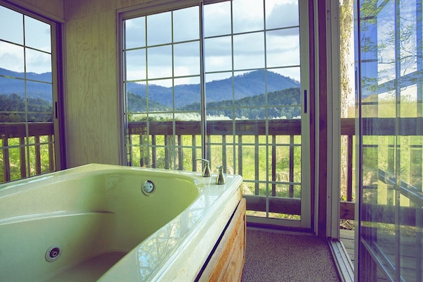 Family Cabin (Redbud Cabin) | Private spa tub