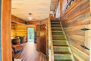 Signature Cabin (Loft At The Mill) | Balcony