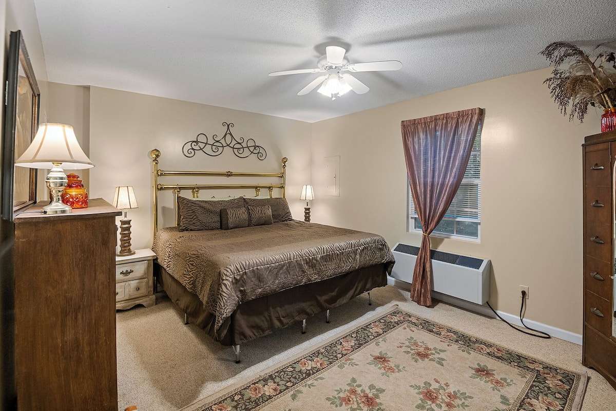 Comfort Duplex, 1 King Bed with Sofa bed, Kitchen, Mountain View