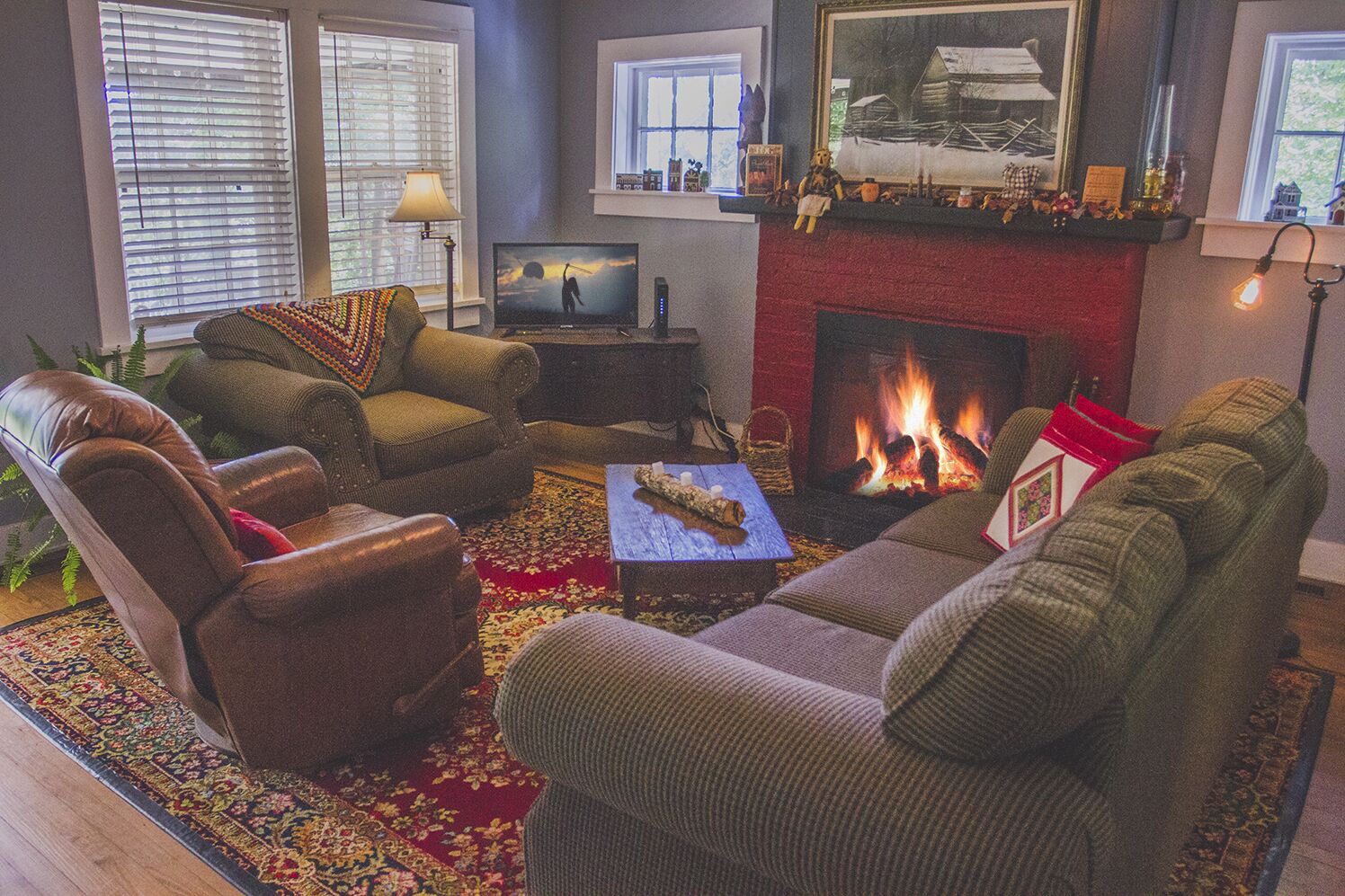 Comfort Cabin, 2 Bedrooms, River View, Mountainside (Log Cabin) | Living room | 26-inch flat-screen TV with cable channels, TV, toys