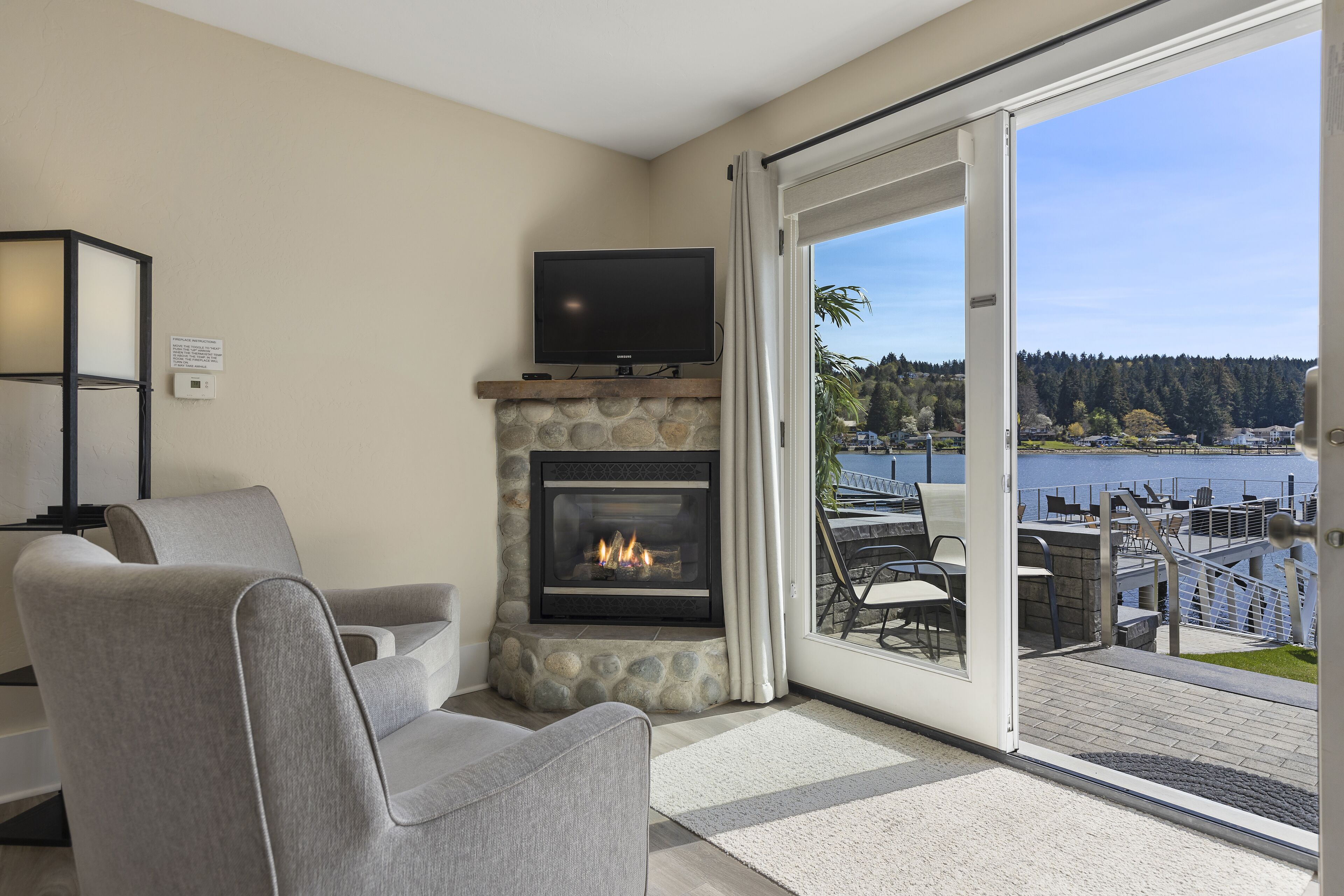 デラックス ルーム キングベッド 1 台 暖炉 オーシャンフロント | 内装