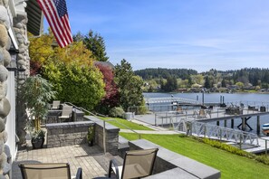 豪華客房, 1 張特大雙人床, 壁爐, 海濱 | 埃及棉床單、高級寢具、舒適加層、熨斗/熨衣板