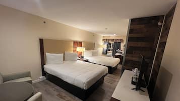 Habitación doble, 2 camas matrimoniales | Escritorio, cortinas blackout y tabla de planchar con plancha