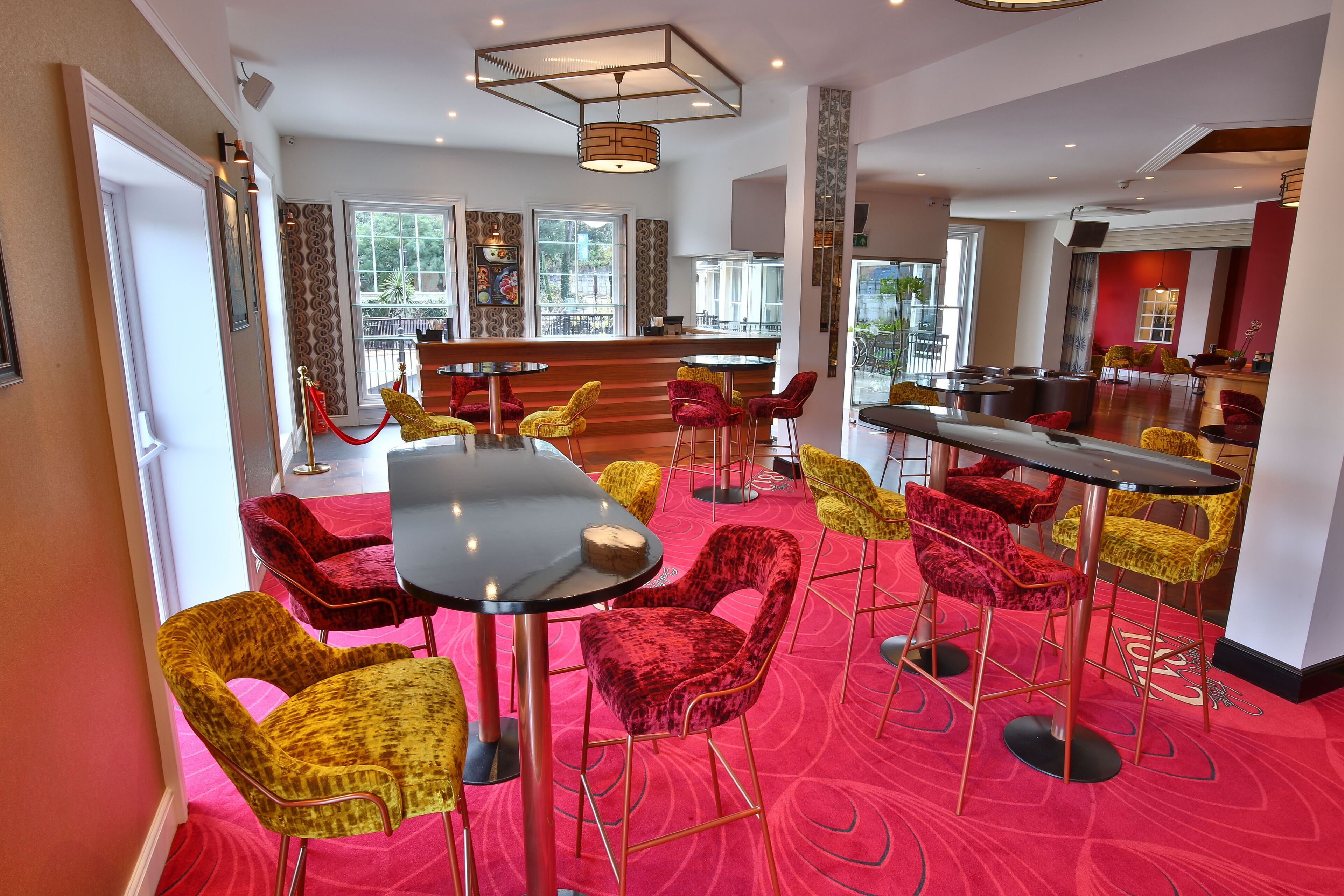 2 bars/lounges, cocktail bar