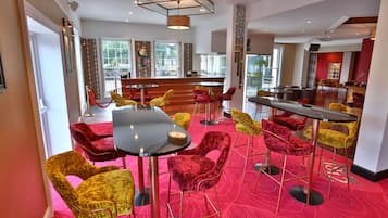 2 bars/lounges, cocktail bar