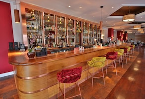 2 bars/lounges, cocktail bar