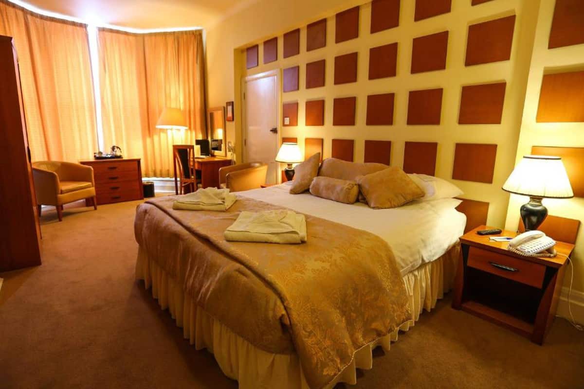 executive room | desk, free wifi, bed sheets, wheelchair access