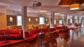 2 bars/lounges, cocktail bar