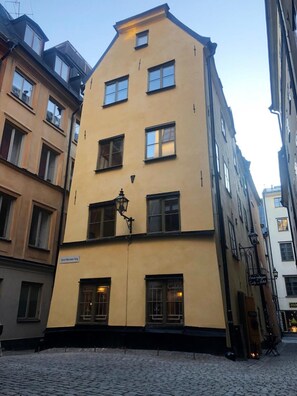 A multi-story building with a yellow facade, multiple windows, and a street-level entrance. - Hotel Sven Vintappare (Stockholm)