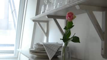 Suite | Privat tekøkken | Køleskab, kaffe-/temaskine, elkedel, køkkentøj/tallerkener/redskaber