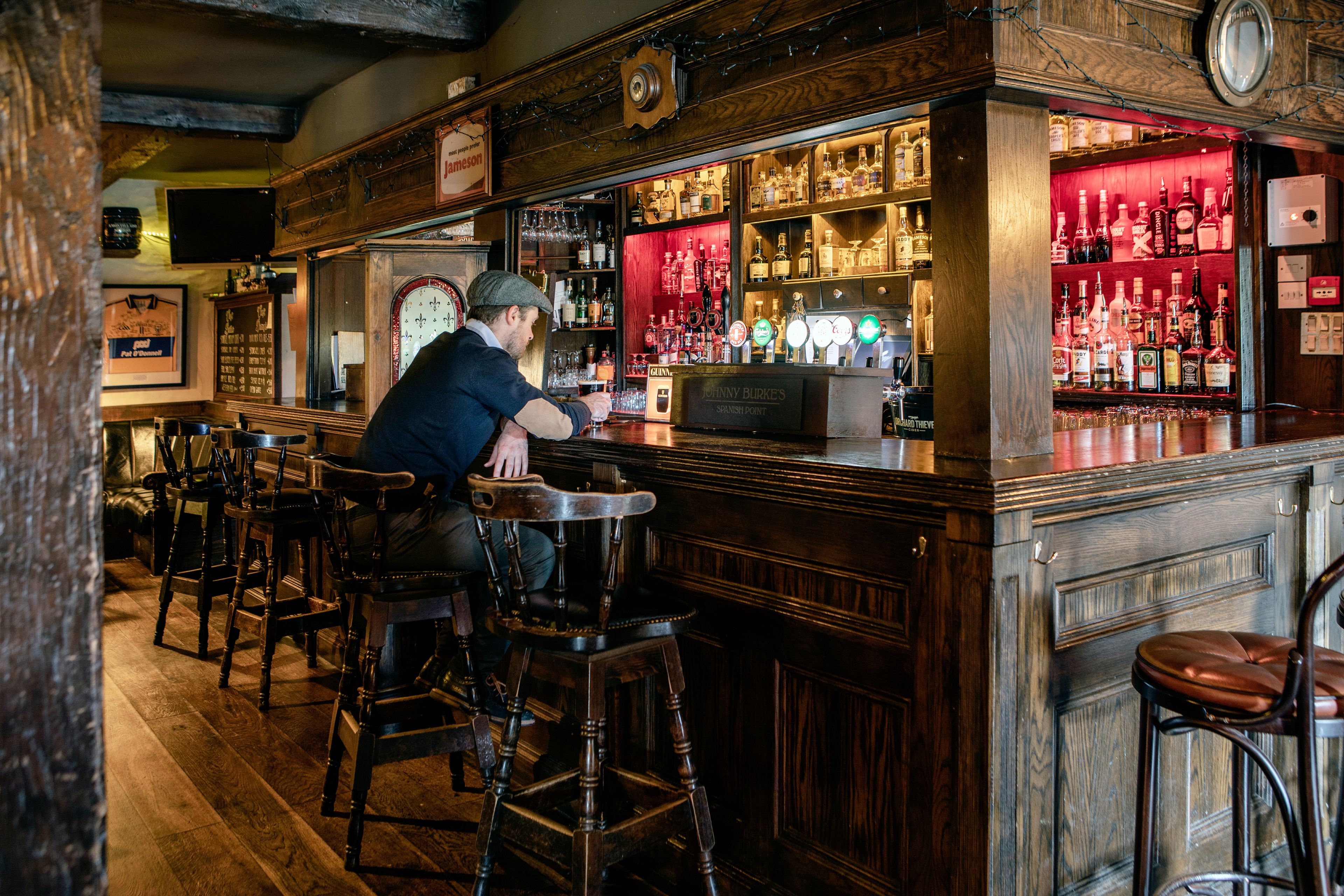 Bar (trong khuôn viên)