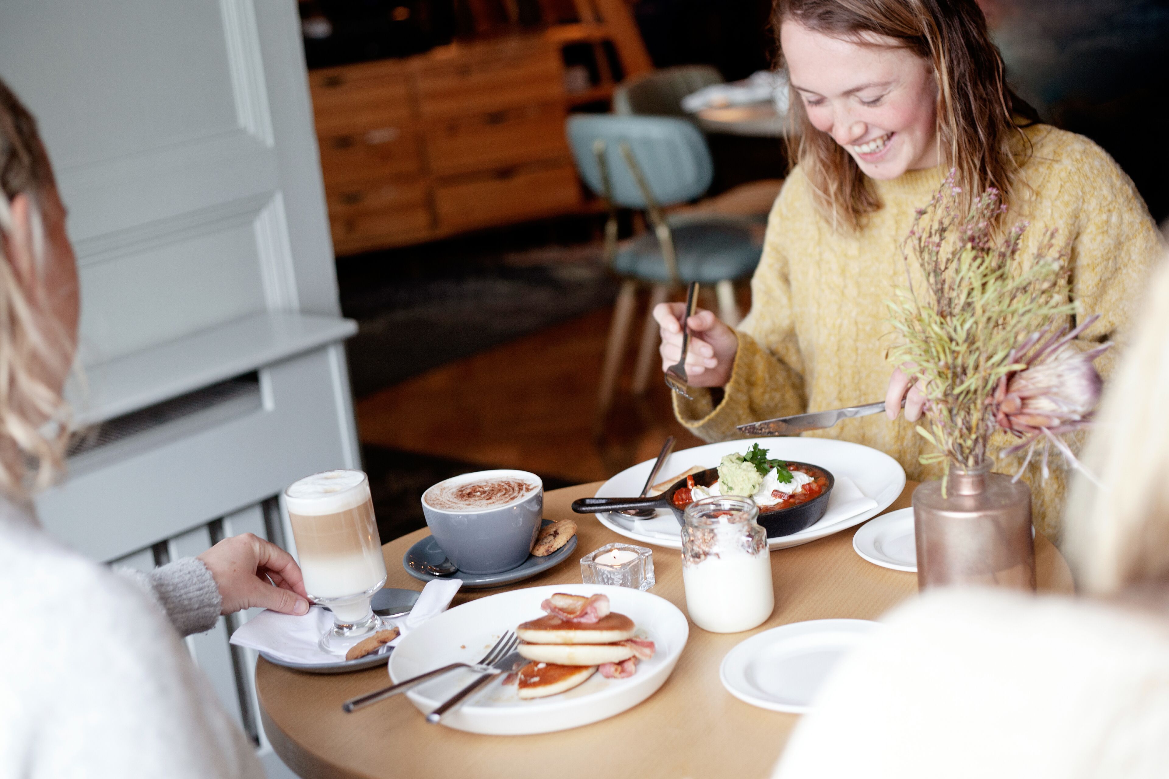 2 restaurants, breakfast served