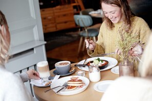 2 restaurants servant le déjeuner, le dîner et le souper