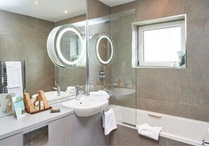 Ensemble baignoire-douche, baignoire profonde