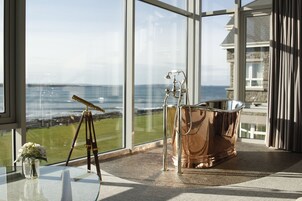 Seascape suite | Deep soaking bathtub