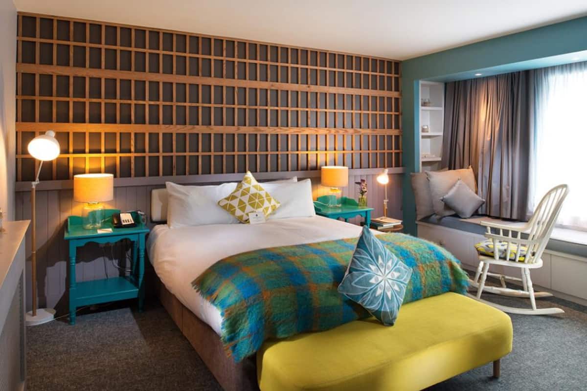 standard double room | in-room safe, desk, blackout curtains, iron/ironing board