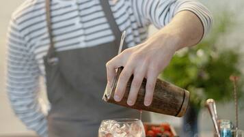 Un barman verse une boisson dans un verre.