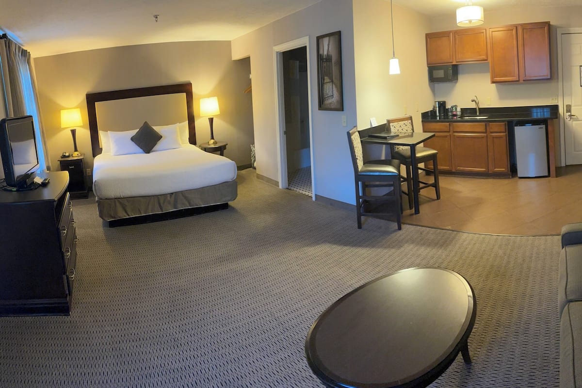 Quarto solteiro standard, 1 cama King e sofá-cama, cozinha americana | Ferros/tábuas de passar roupa, Wi-Fi de cortesia, roupa de cama