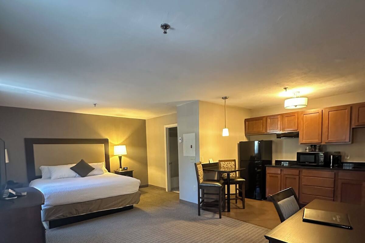 Standard Studio, 1 King Bed | Iron/ironing board, free WiFi, bed sheets