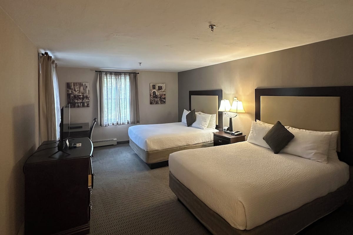 Quarto solteiro standard, 2 camas Queen | Ferros/tábuas de passar roupa, Wi-Fi de cortesia, roupa de cama