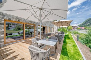 Lunch och middag serveras, med utsikt mot trädgården 