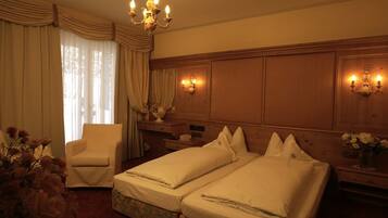 Ropa de cama hipoalergénica y caja de seguridad en la habitación