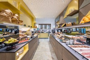 Lunch och middag serveras, med utsikt mot trädgården 