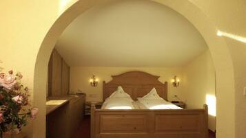 Allergitestade sängkläder och värdeförvaringsskåp på rummet