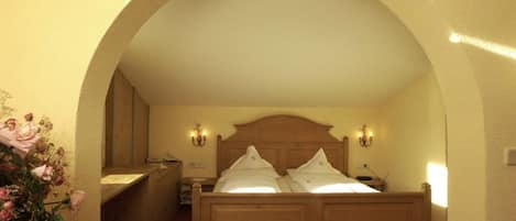 Hypo-allergenic bedding, in-room safe, blackout curtains