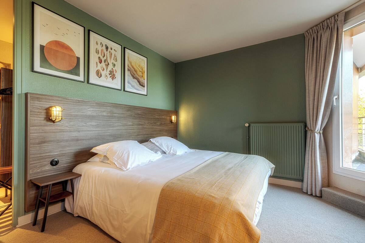 In-room safe, laptop workspace, blackout drapes, soundproofing