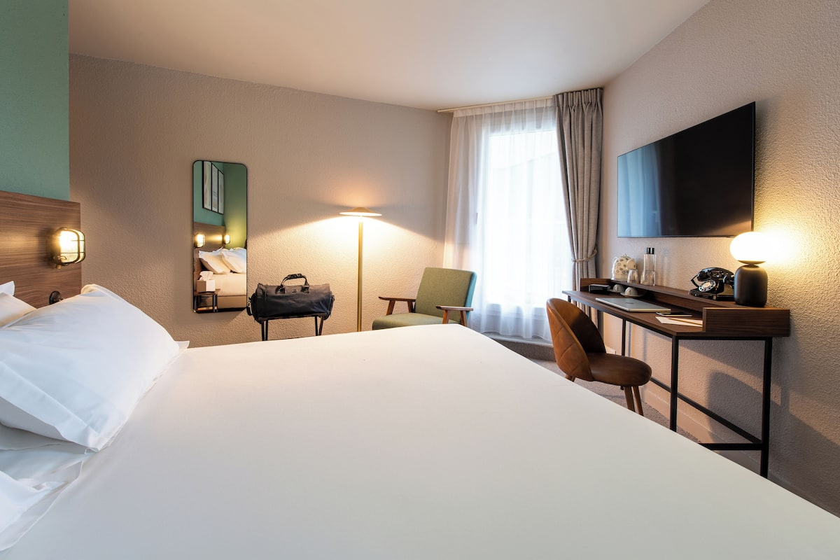 In-room safe, laptop workspace, blackout drapes, soundproofing
