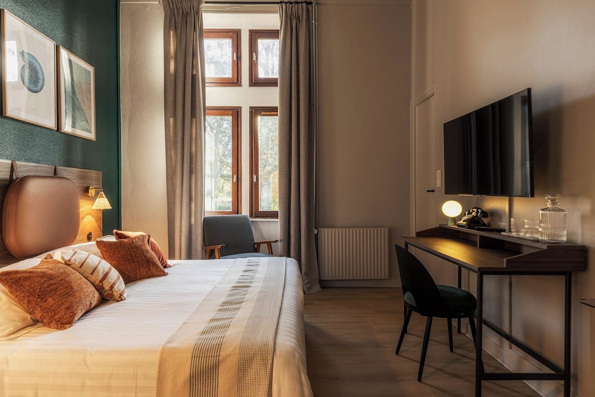 In-room safe, laptop workspace, blackout drapes, soundproofing