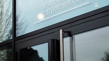 Une vitre avec l’inscription « LA MAISON OBONO » et, en dessous, les mots « LIEU D’EXCEPTION » et « LIEU D’EXPLORATION ».