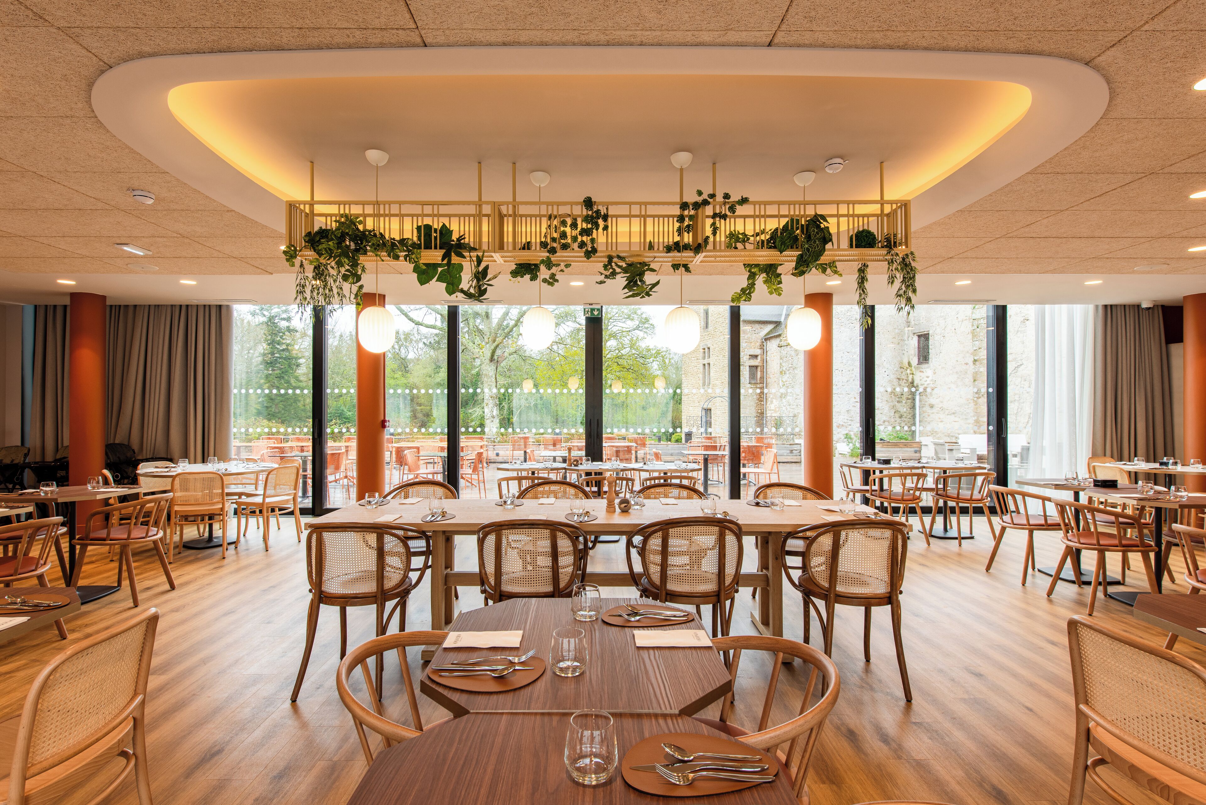 供應早餐、午餐和晚餐，法國料理，花園景觀