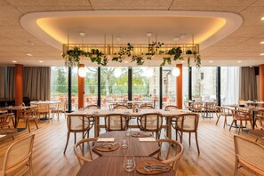 供应早餐、午餐和晚餐，法国菜，花园景观