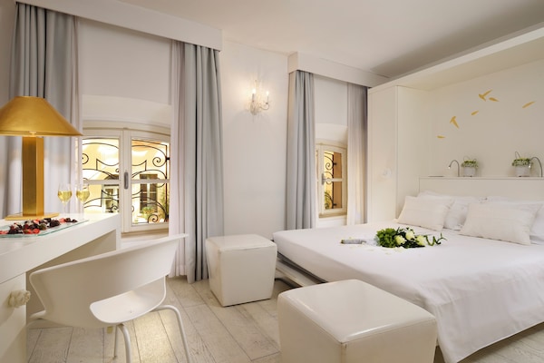 1 chambre, minibar, coffres-forts dans les chambres, bureau