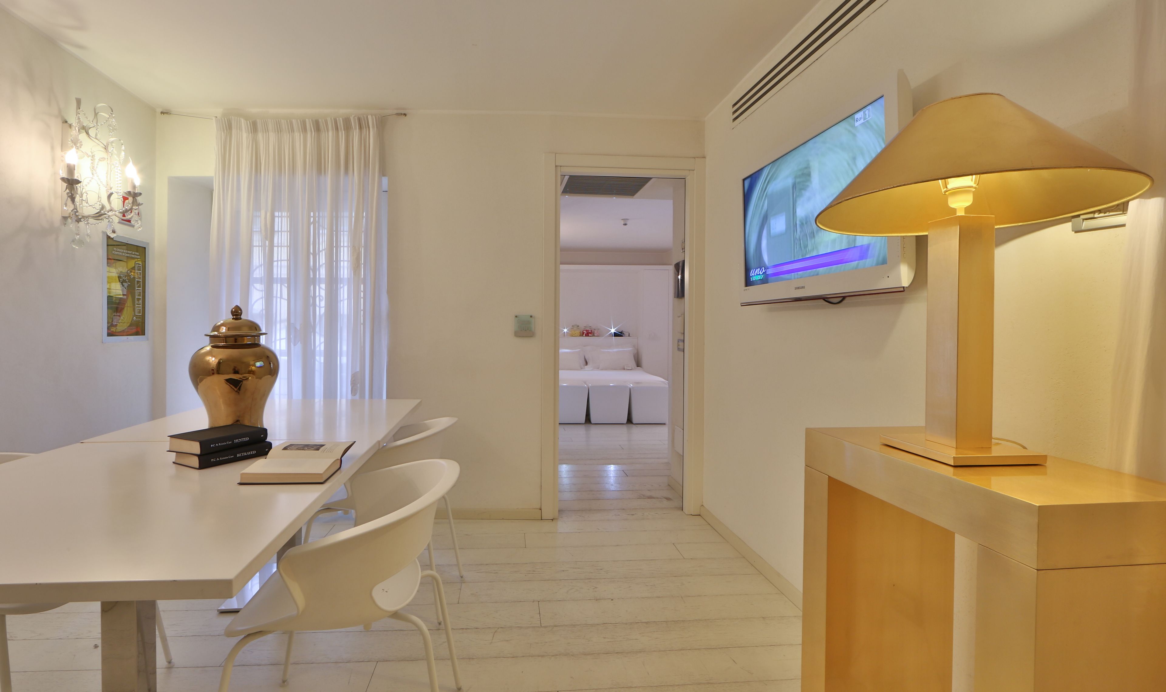 suite, 1 queen bed with sofa bed, jetted tub (with sofabed) | 1 bedroom, minibar, in-room safe, desk