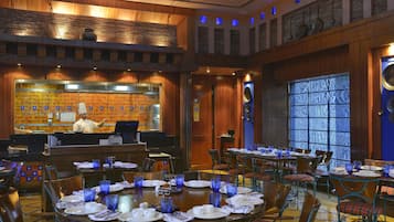 5 restaurantes, se sirven desayunos, comidas, cenas y cocina india