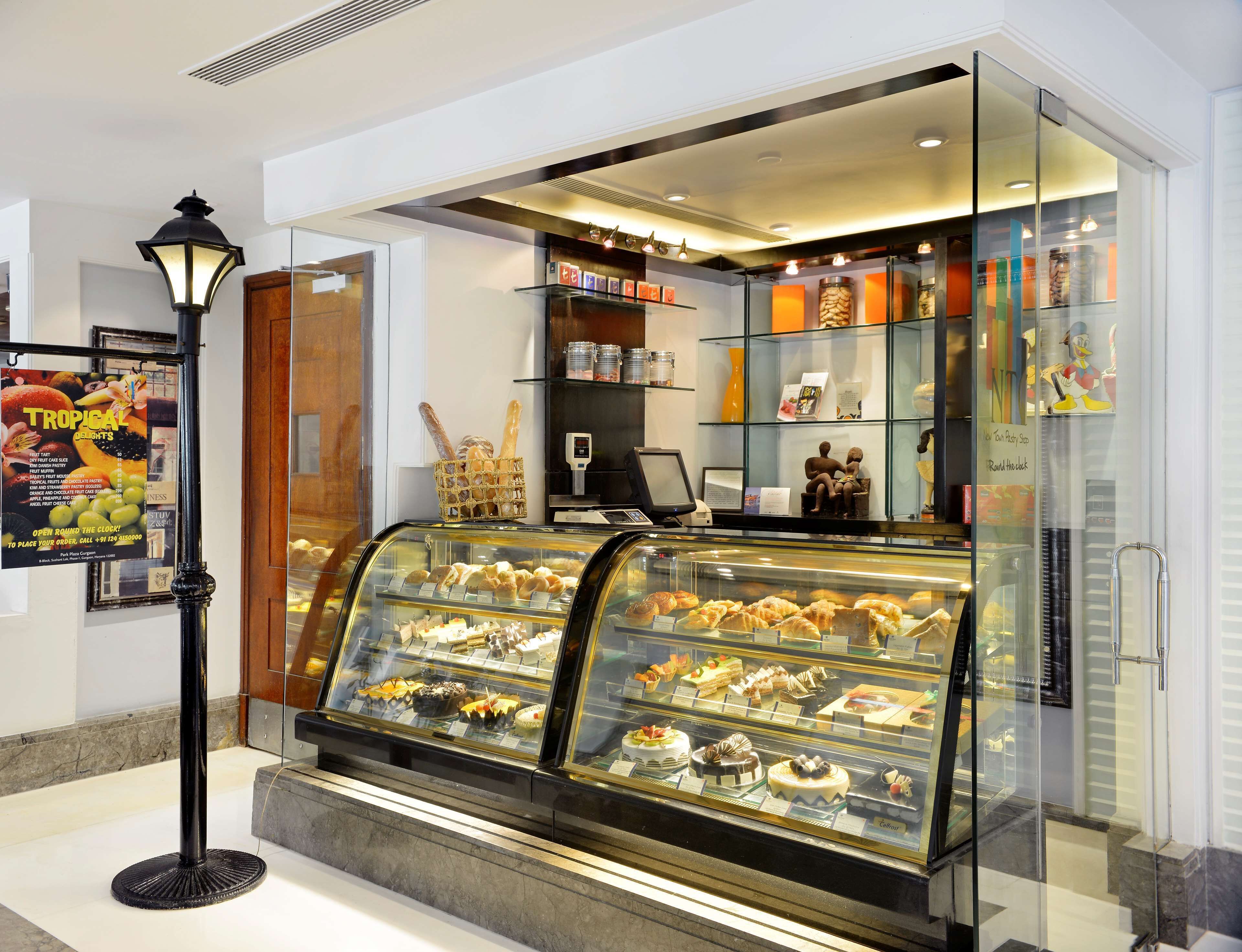 Une vitrine de boulangerie présentant diverses pâtisseries et une balance numérique.