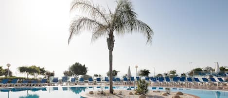 Piscina externa, guarda-sóis, espreguiçadeiras